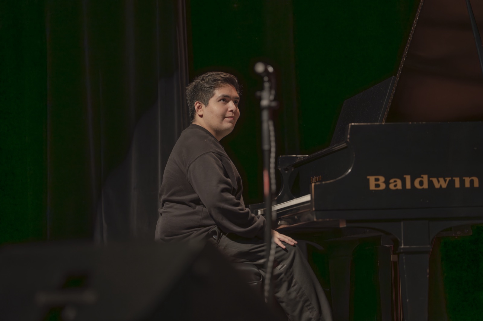 Ale Gómez tocando piano de cola en concierto en Guatemala
